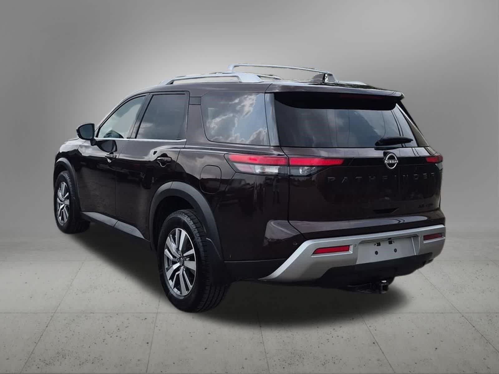 Used 2022 Nissan Pathfinder SL w/ SL Black Package AWD/4WD image 4