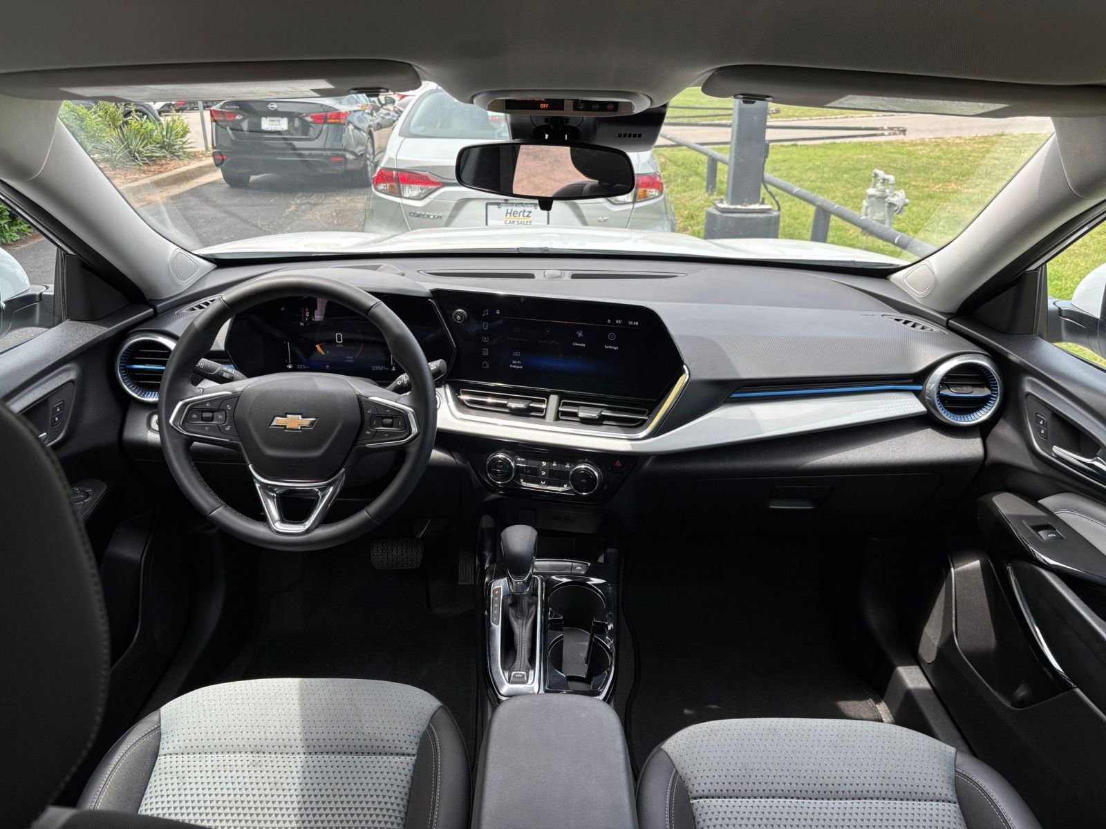 Used 2025 Chevrolet Trax LT w/ LT Convenience Package FWD image 32