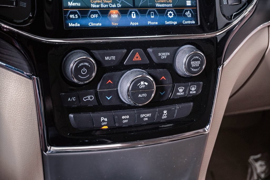 Used 2019 Jeep Grand Cherokee Overland AWD/4WD image 24