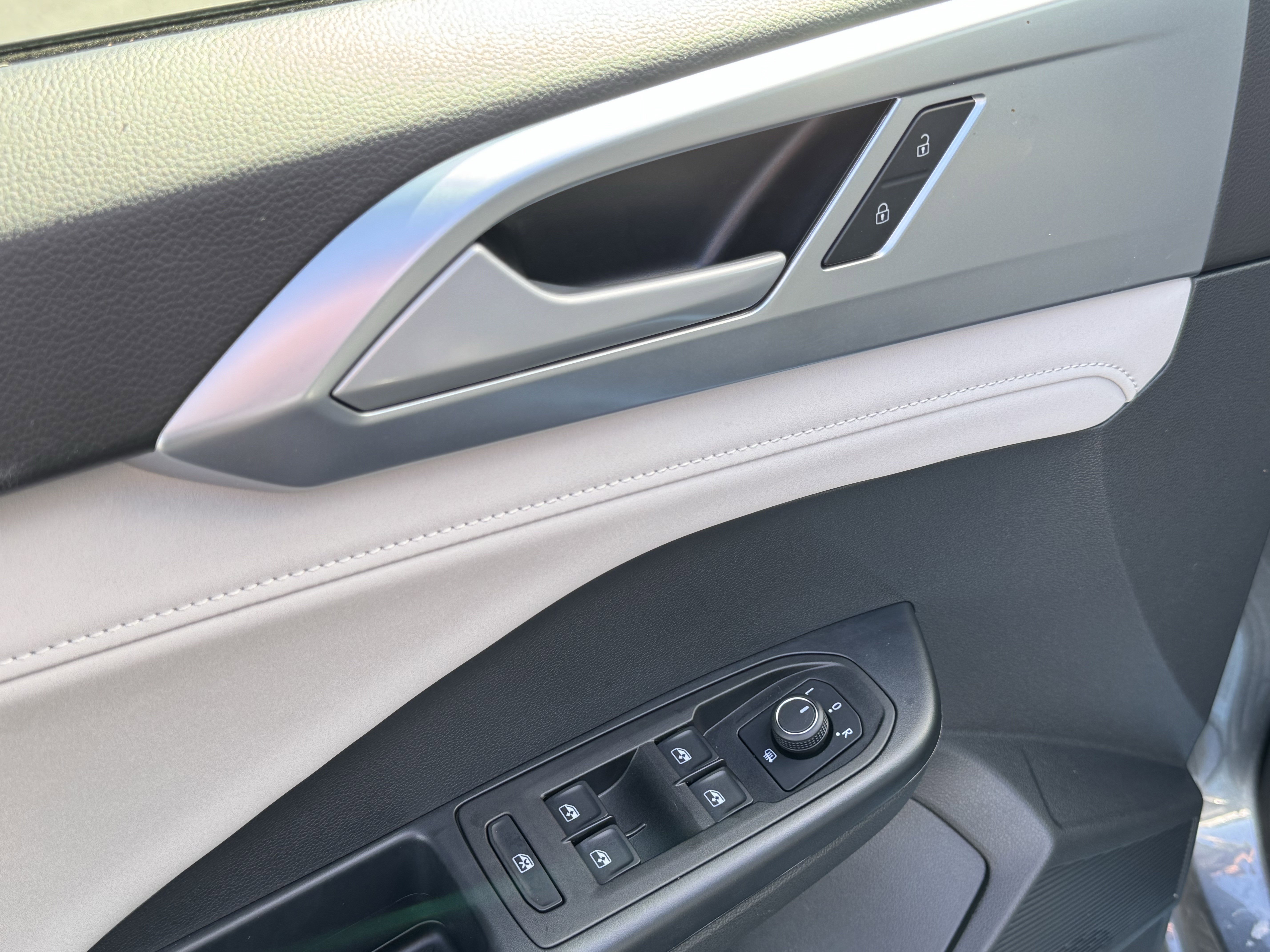 Used 2025 Volkswagen Taos SE image 15