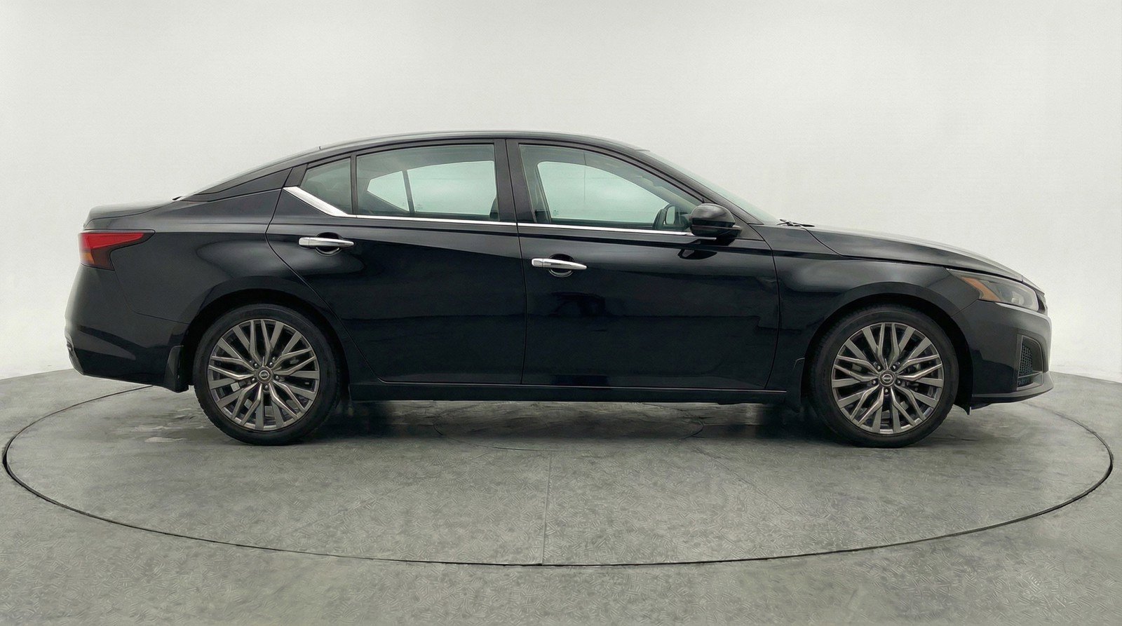 Used 2025 Nissan Altima 2.5 SV image 11