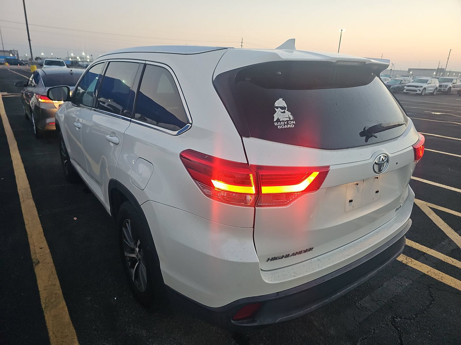Used 2019 Toyota Highlander XLE AWD/4WD image 2