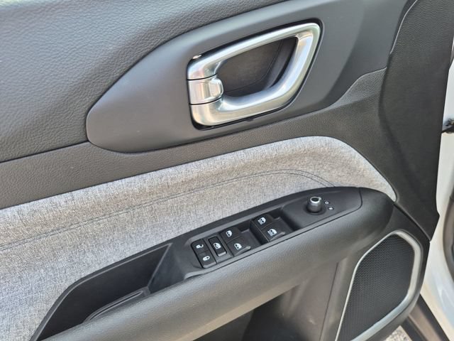 Used 2025 Jeep Compass Latitude AWD/4WD image 13