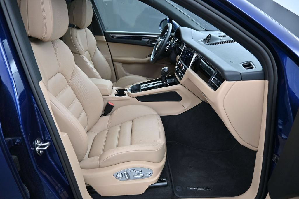 Certified 2025 Porsche Macan AWD/4WD image 28