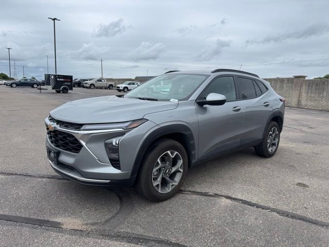 Used 2025 Chevrolet Trax LT w/ LT Convenience Package FWD image 3