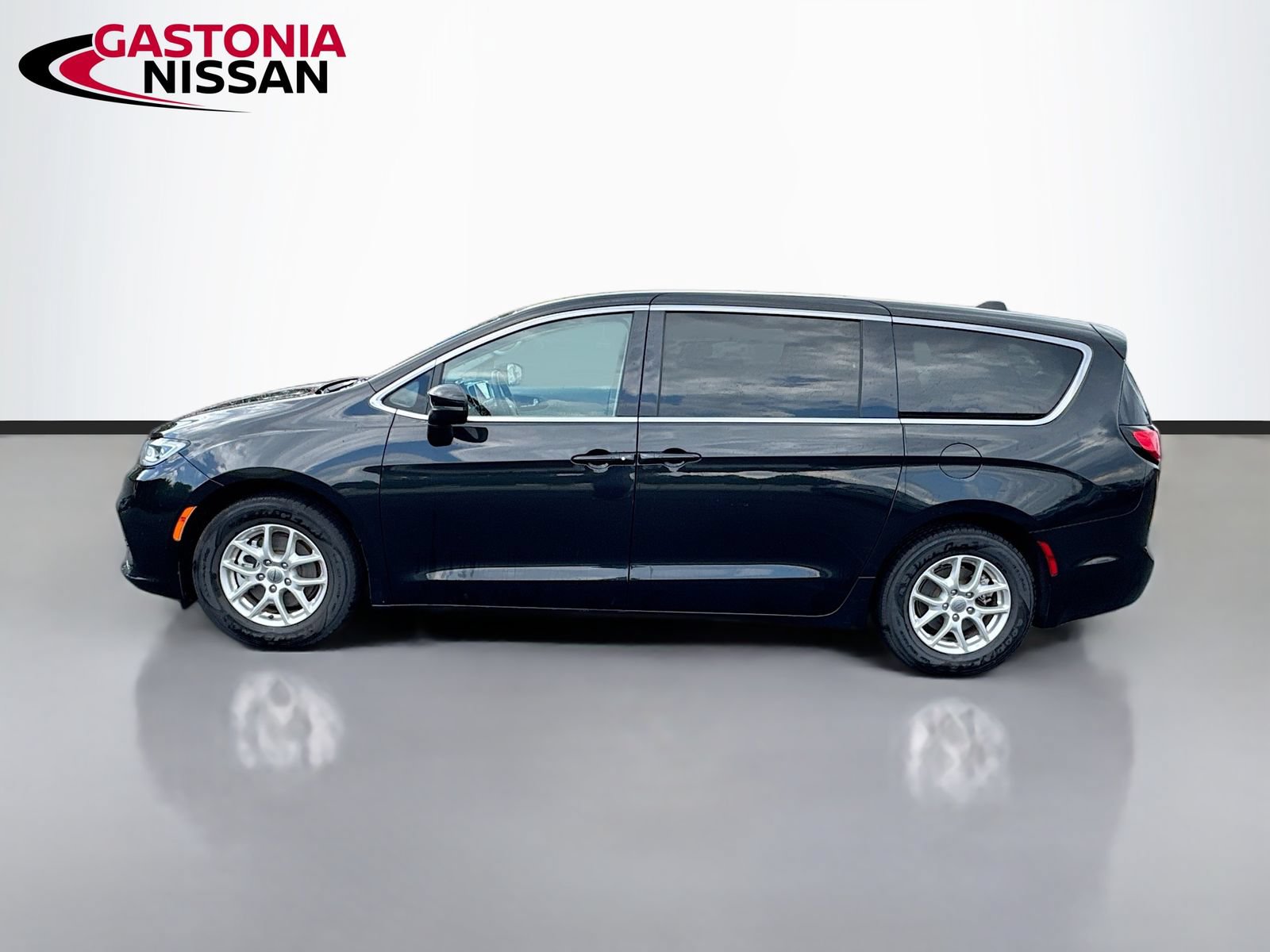 Used 2023 Chrysler Pacifica Touring-L FWD image 5