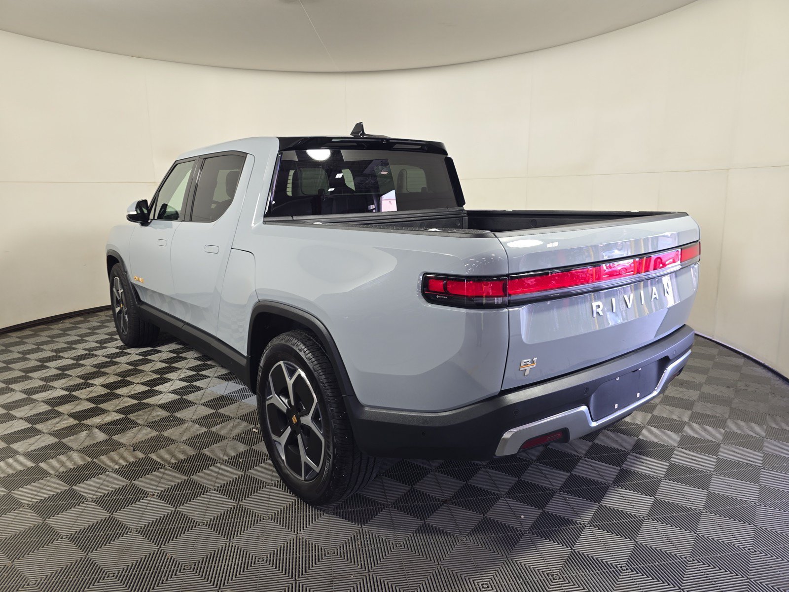 Used 2022 Rivian R1T Adventure AWD/4WD image 3