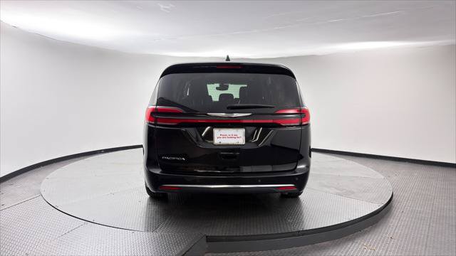 Used 2024 Chrysler Pacifica Touring-L FWD image 7