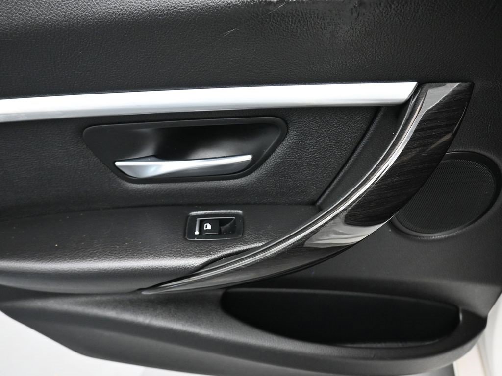 Used 2018 BMW 330e image 30