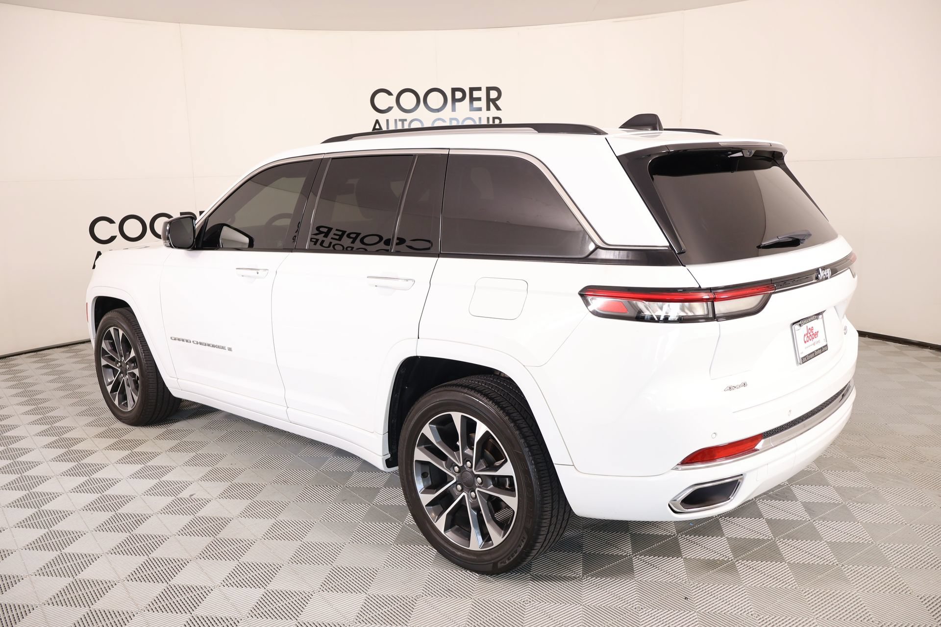 Used 2023 Jeep Grand Cherokee Overland w/ Luxury Tech Group IV AWD/4WD image 24
