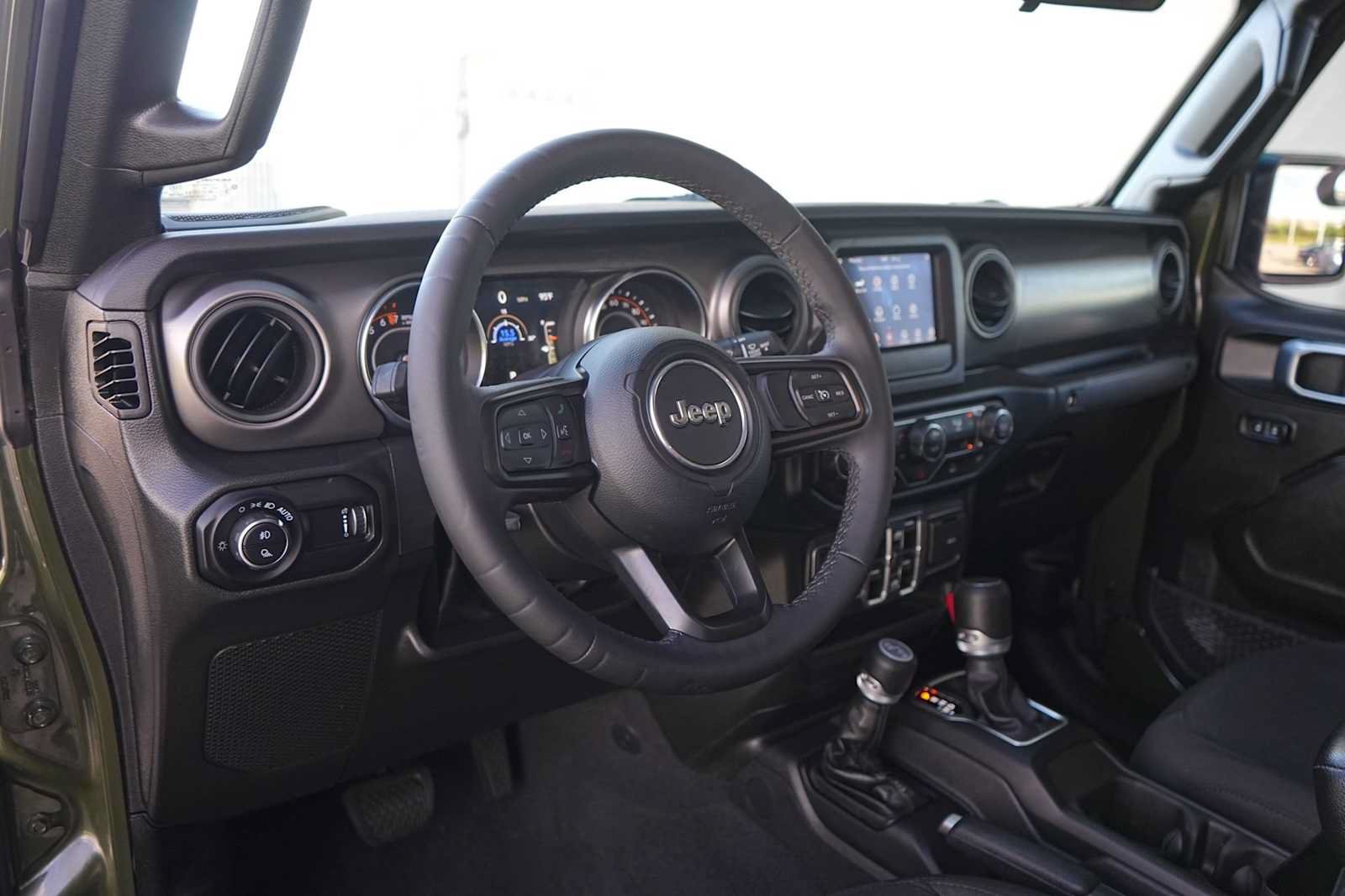 Used 2023 Jeep Gladiator Sport AWD/4WD image 2