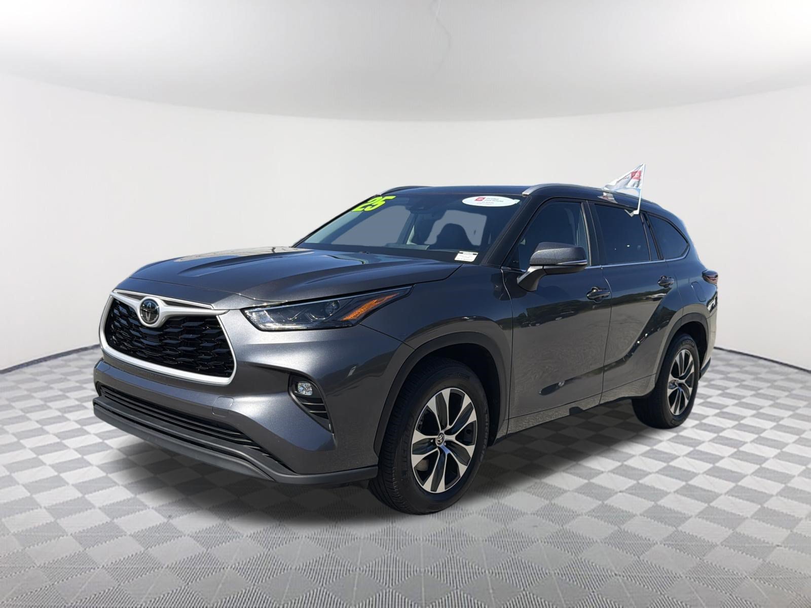 Certified 2025 Toyota Highlander XLE FWD image 3