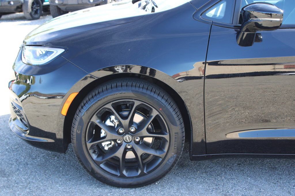 New 2026 Chrysler Pacifica Limited w/ S Appearance Package image 7