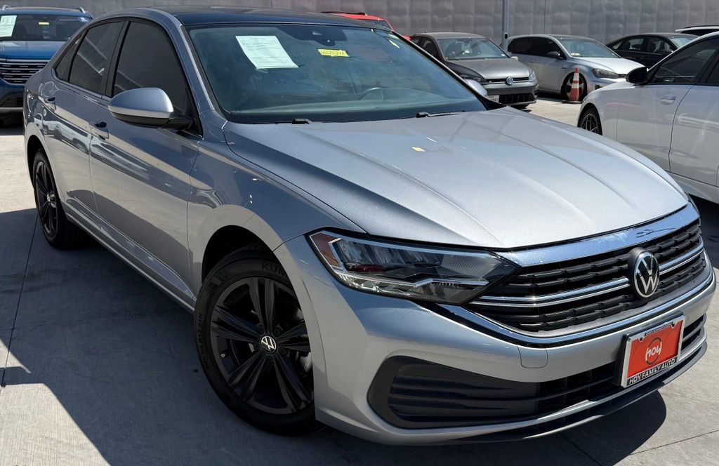 Used 2024 Volkswagen Jetta SE w/ Panoramic Sunroof Package FWD image 1