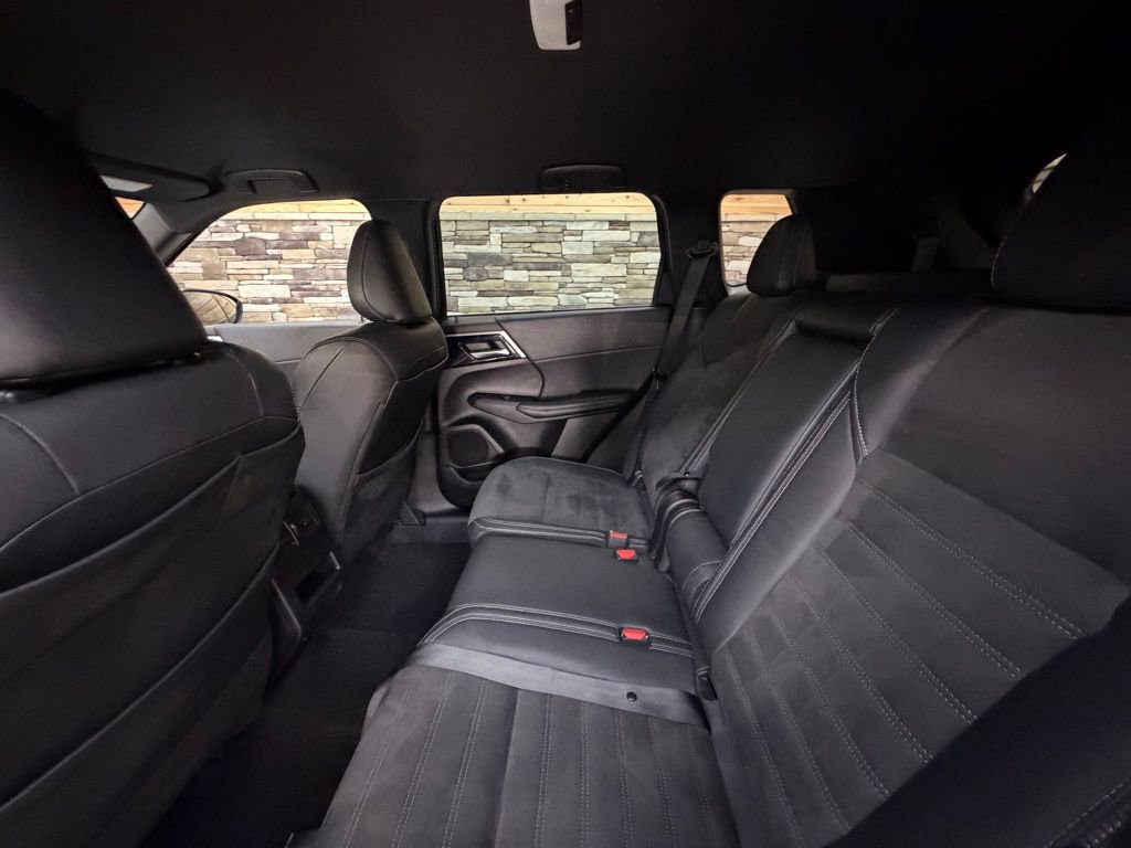 Used 2023 Mitsubishi Outlander SE Black Edition image 28