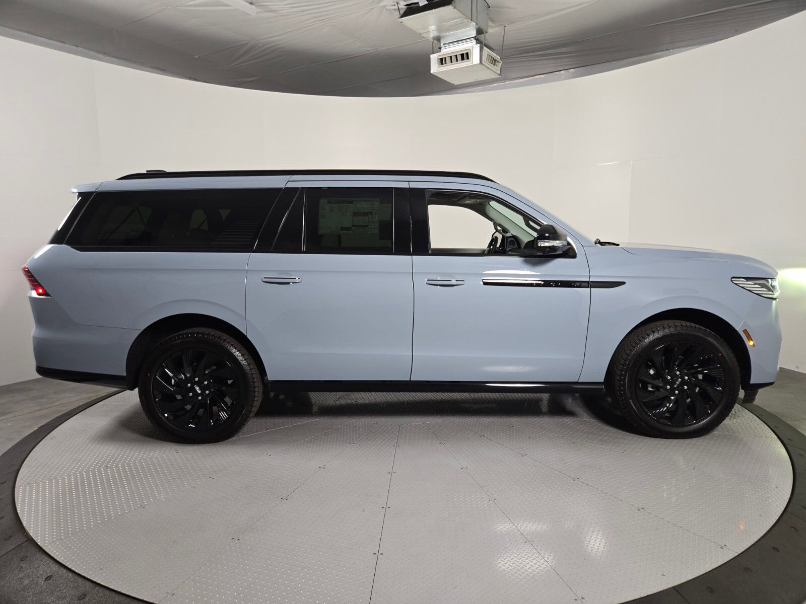 New 2026 Lincoln Navigator L Reserve w/ Jet Appearance Package AWD/4WD image 3