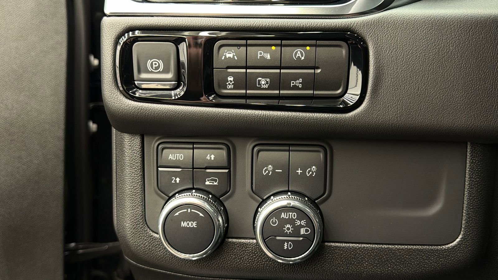 Used 2025 GMC Yukon XL Denali w/ Sun & Power Step Package image 28