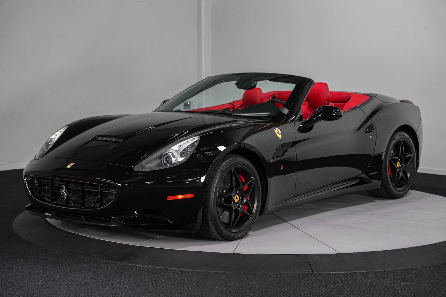 Used 2010 Ferrari California RWD image 9