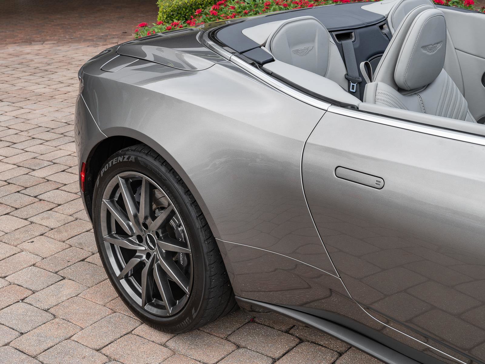 Used 2020 Aston Martin DB11 Volante image 9