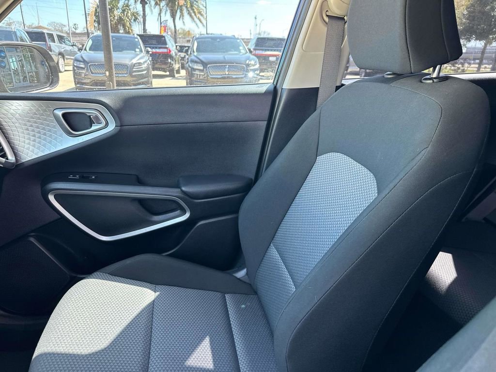 Used 2021 Kia Soul LX image 16