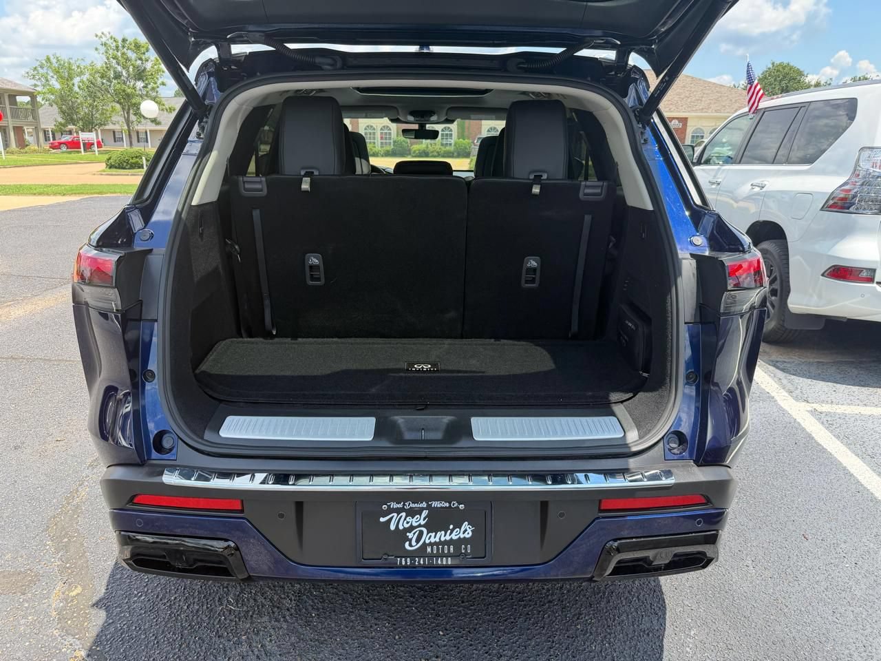Used 2023 INFINITI QX60 Luxe w/ Cargo Package FWD image 13