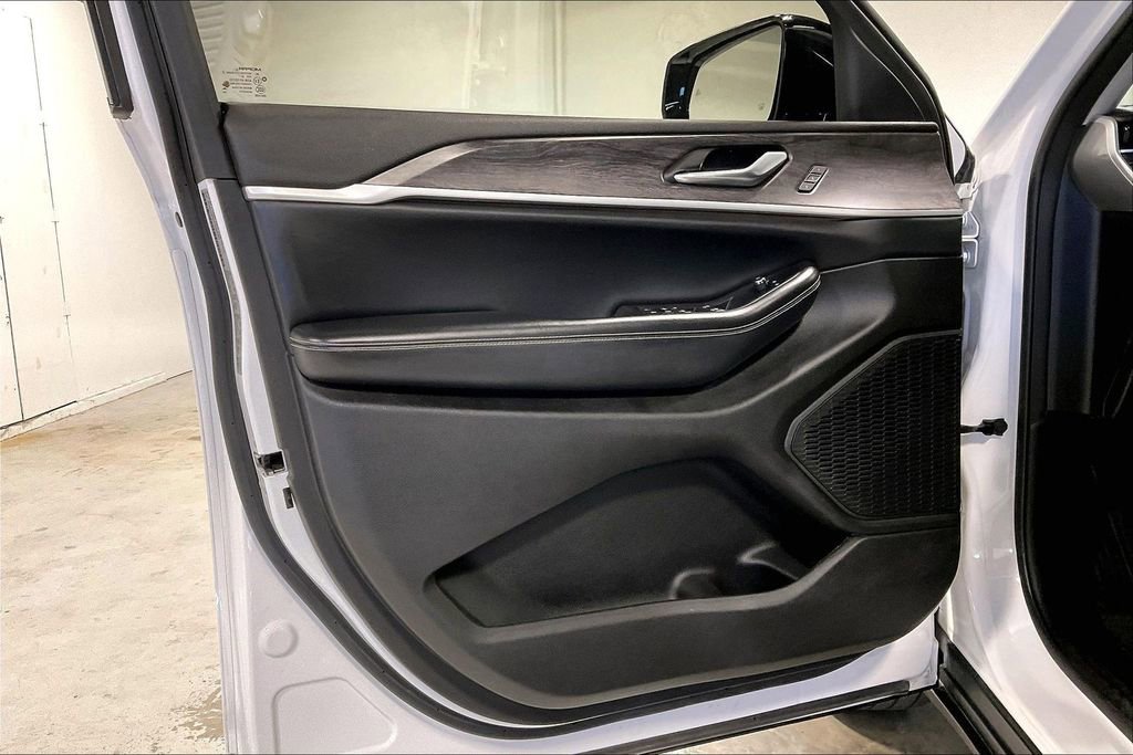 Used 2023 Jeep Grand Cherokee Limited image 20