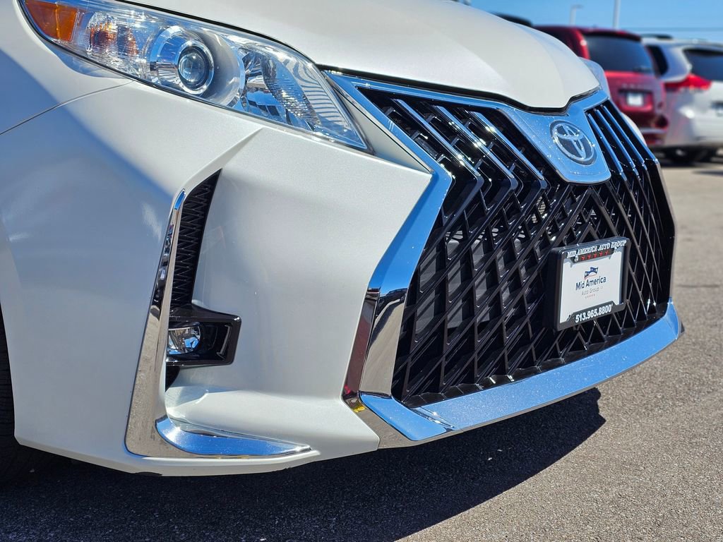 Used 2019 Toyota Sienna XLE w/ XLE Navigation Package image 18