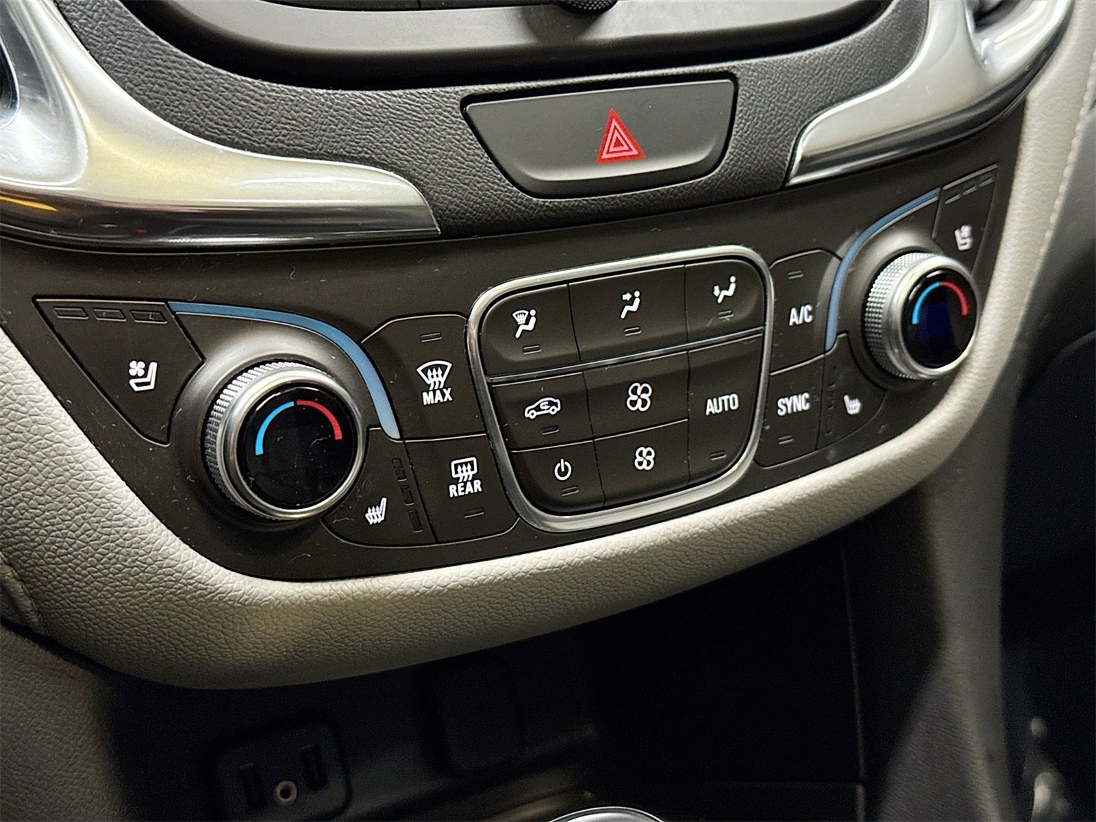 Used 2018 Chevrolet Equinox Premier image 16