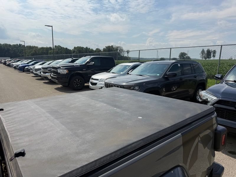 Used 2023 Jeep Gladiator Sport AWD/4WD image 5