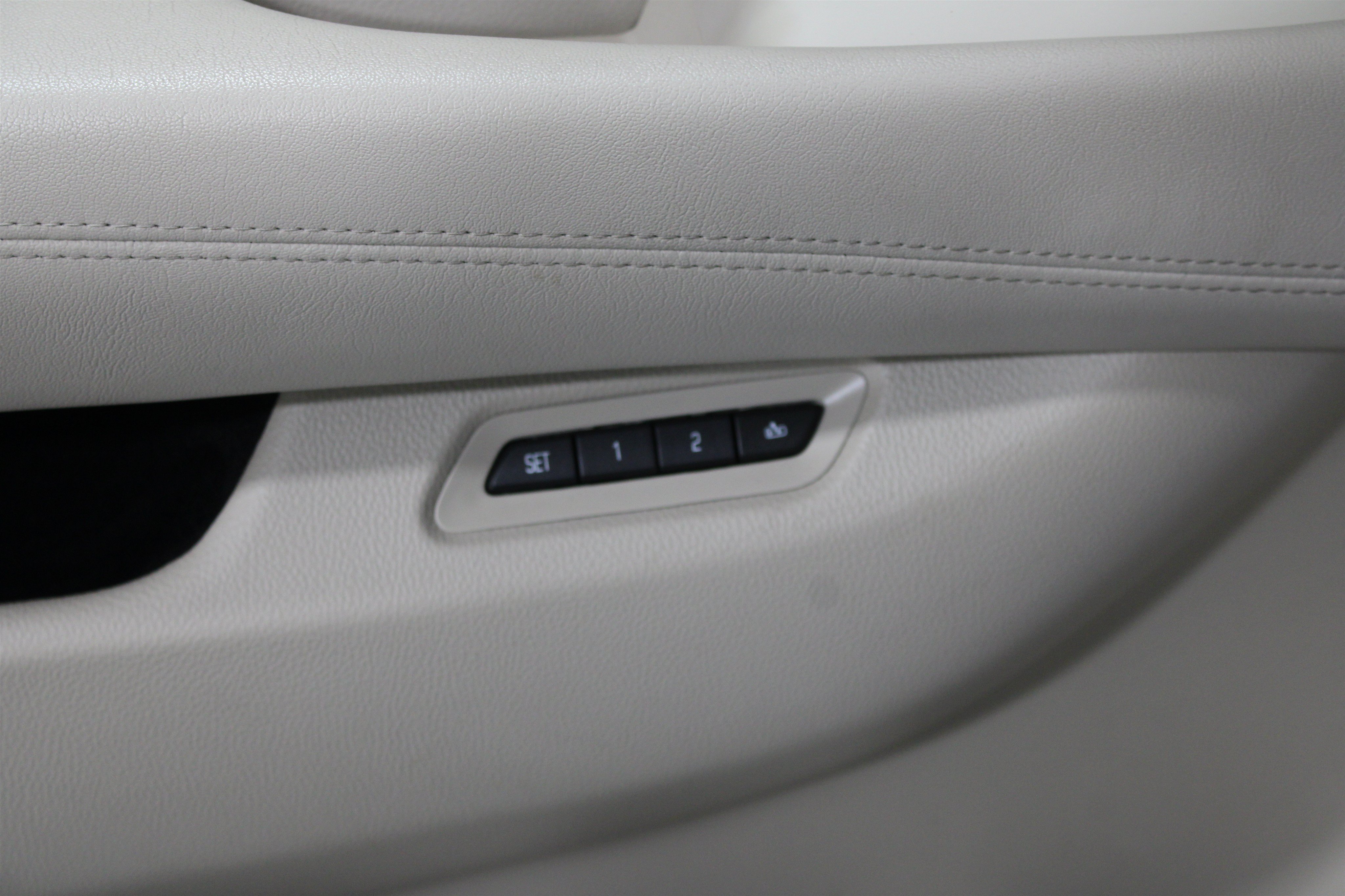 Used 2016 Cadillac Escalade Luxury AWD/4WD image 8