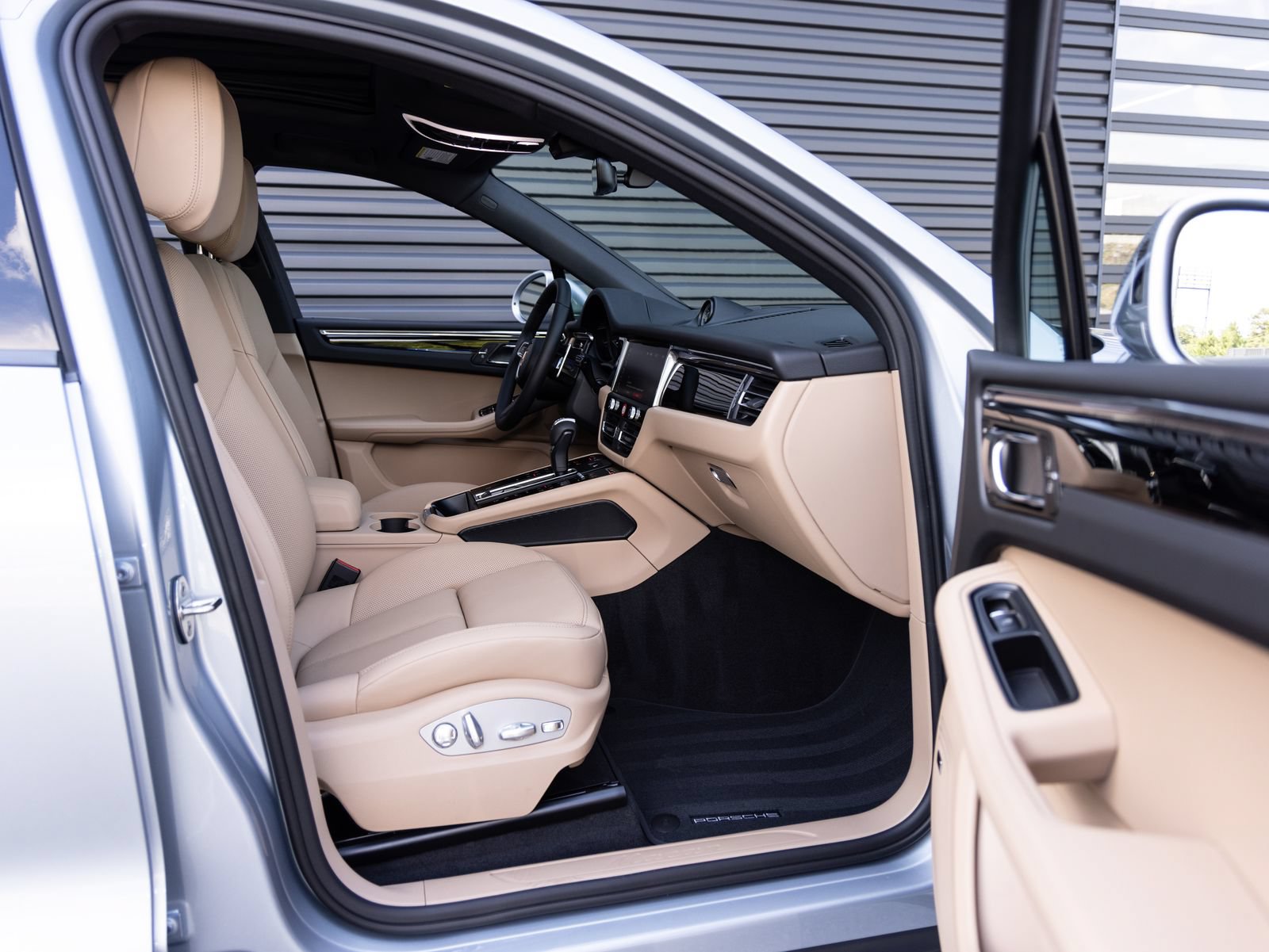 Certified 2026 Porsche Macan AWD/4WD image 32