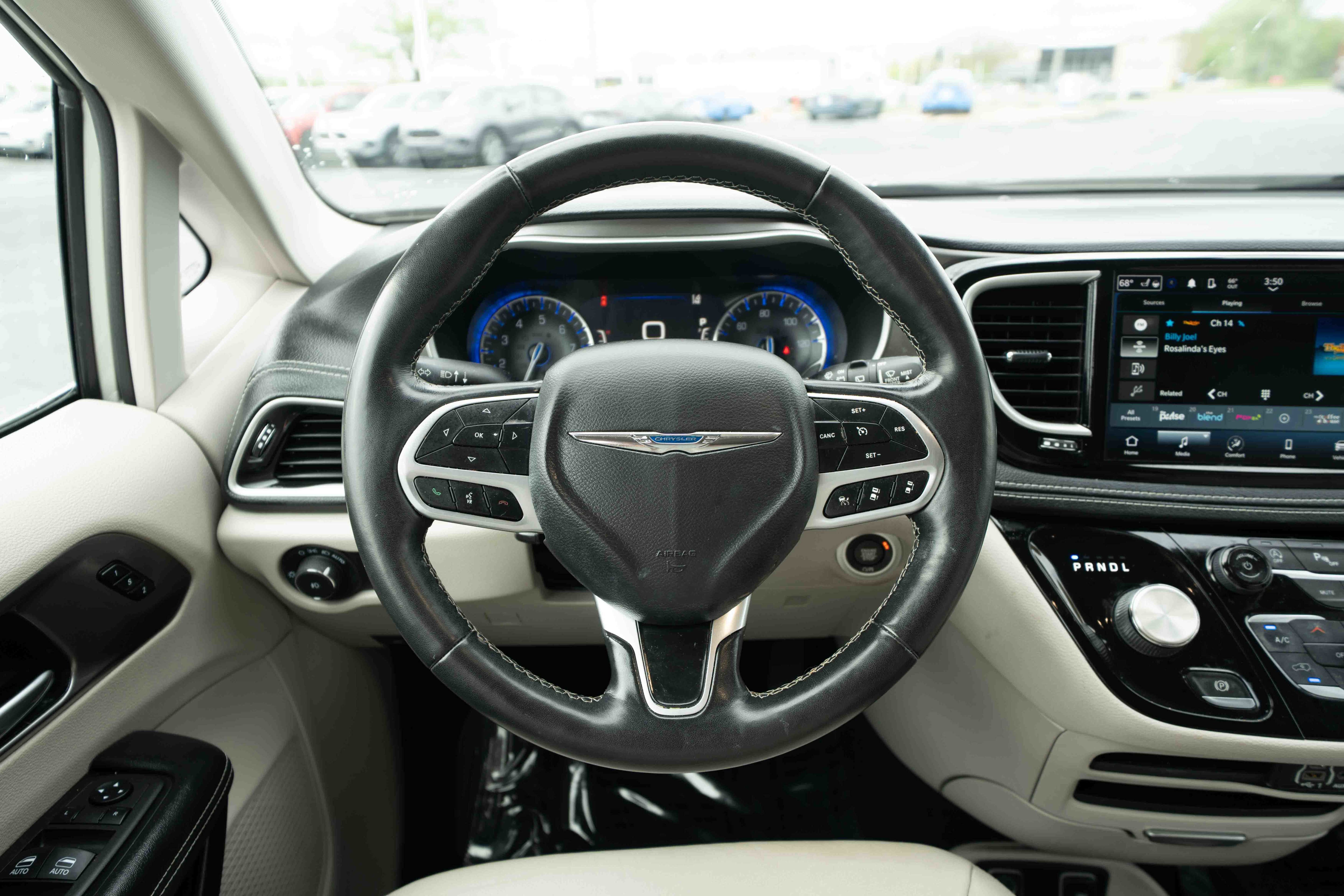 Used 2021 Chrysler Pacifica Touring-L FWD image 21