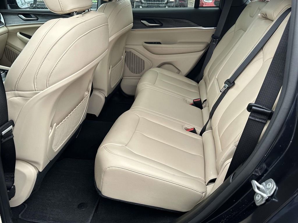 Used 2024 Jeep Grand Cherokee Limited image 12