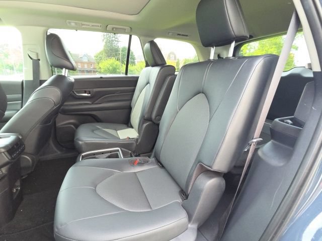 Used 2025 Toyota Grand Highlander AWD image 12