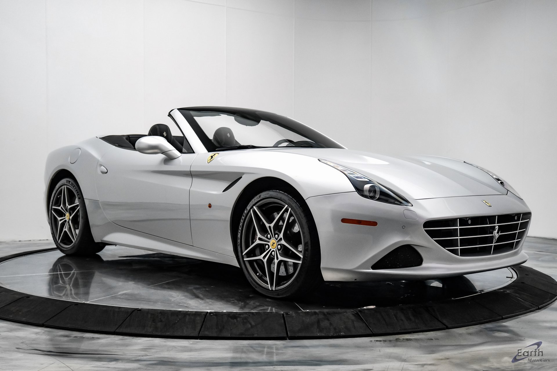 Used 2016 Ferrari California T image 31