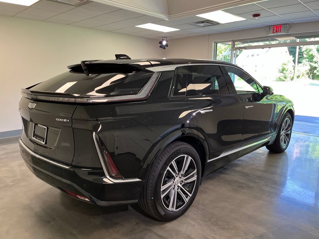 Used 2024 Cadillac Lyriq Luxury w/ LPO, Floor Liner Package AWD/4WD image 2