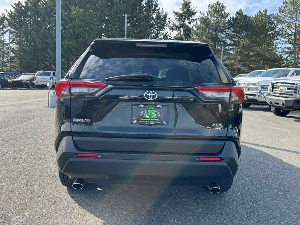 Used 2020 Toyota RAV4 XLE w/ Carpet Mat Package AWD/4WD image 12