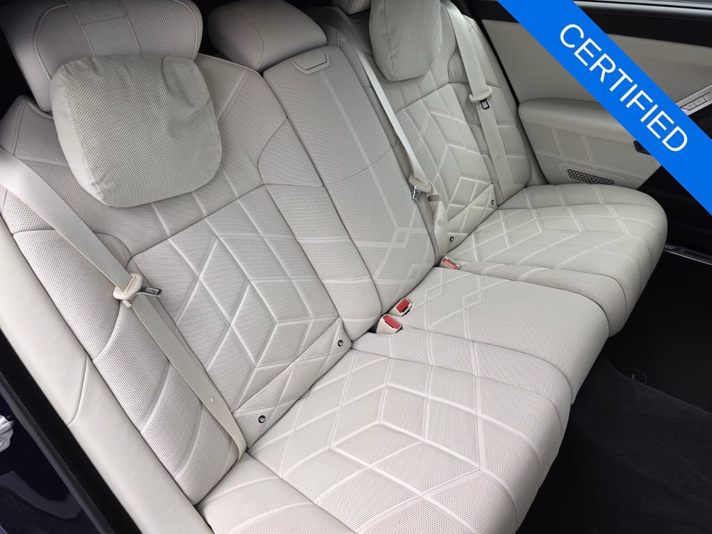 Used 2023 BMW i7 xDrive60 AWD/4WD image 26