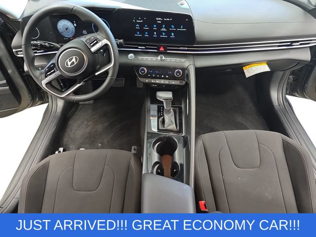 Used 2025 Hyundai Elantra SEL w/ Cargo Package FWD image 9