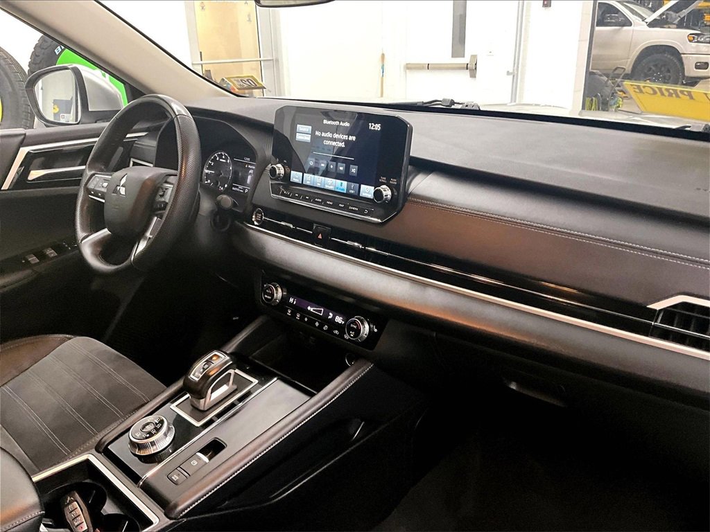 Used 2023 Mitsubishi Outlander SE image 14