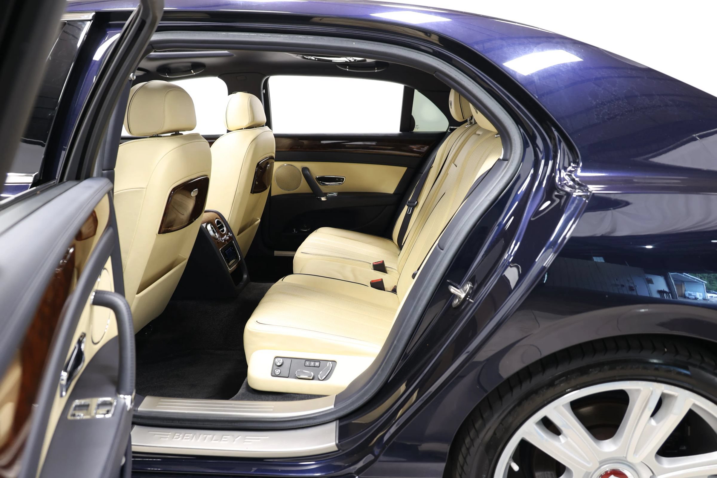 Used 2015 Bentley Flying Spur V8 AWD/4WD image 46