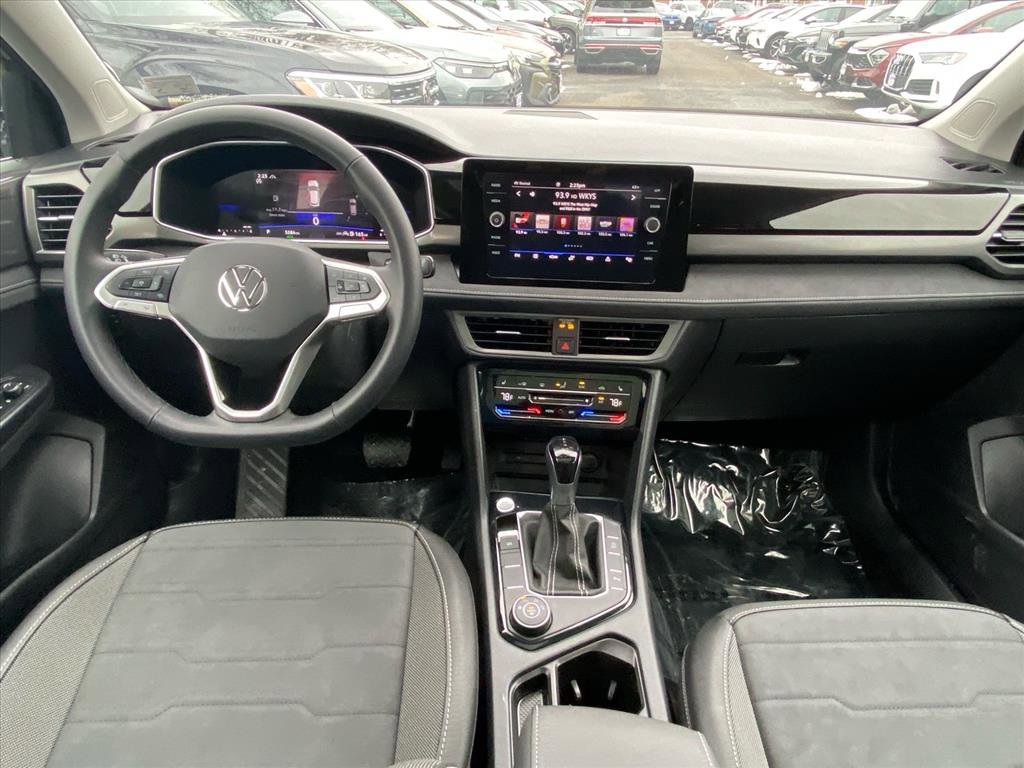 Used 2025 Volkswagen Taos SE image 11