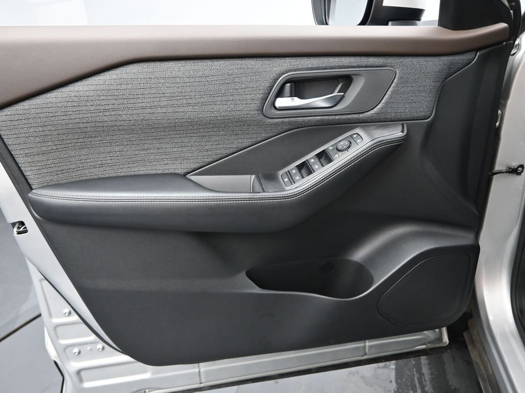 Used 2023 Nissan Rogue SV image 28