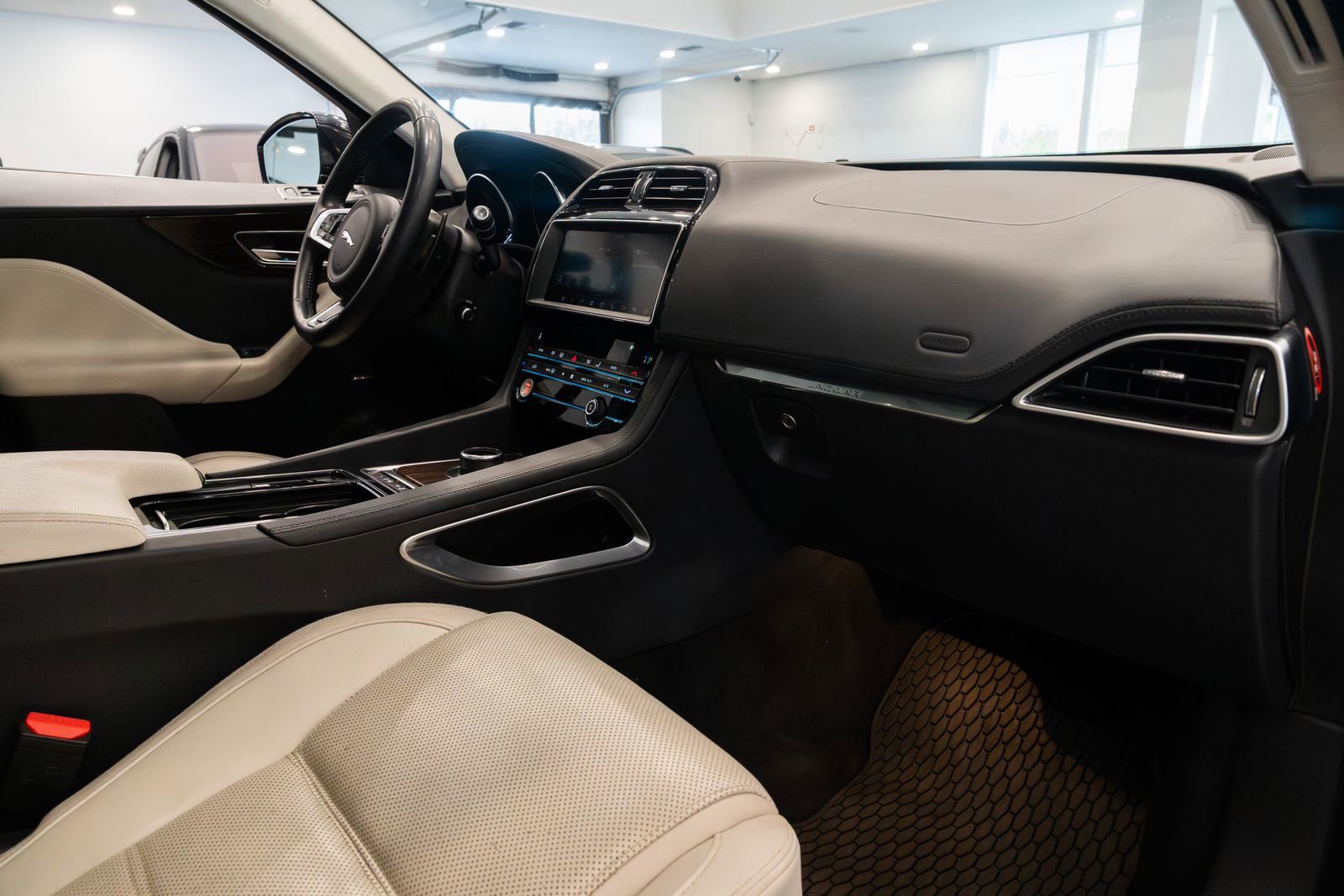 Used 2019 Jaguar F-PACE Prestige AWD/4WD image 10