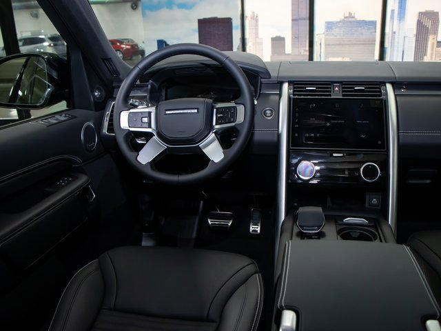 Certified 2025 Land Rover Discovery Metropolitan Edition image 16