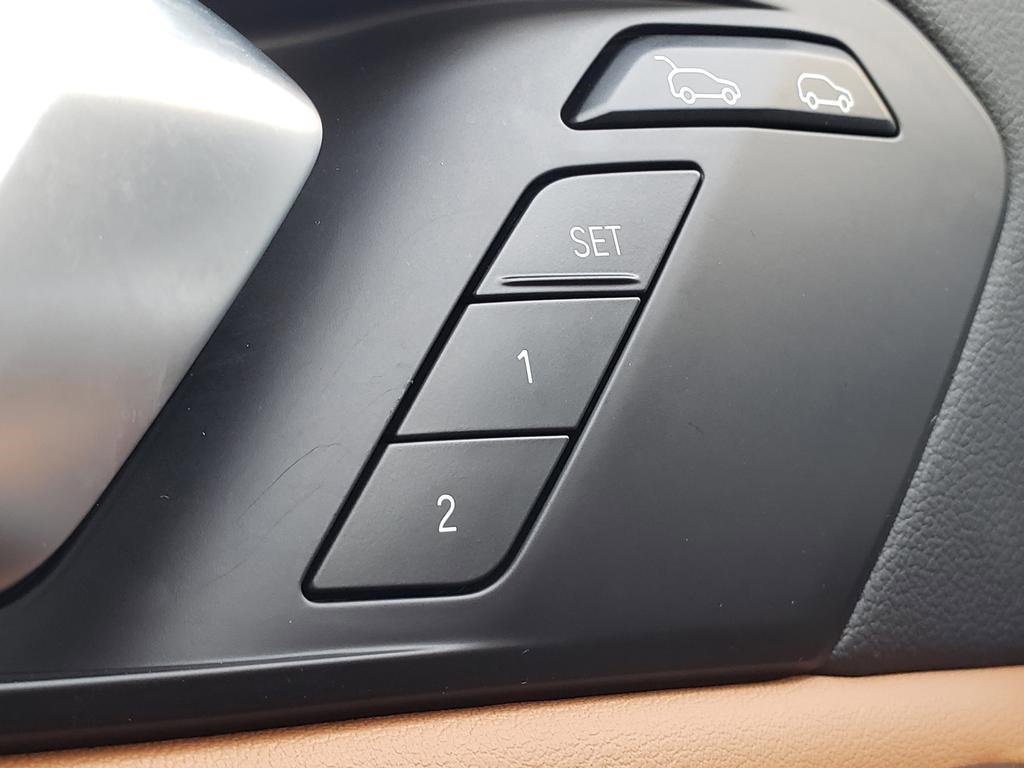 Used 2023 BMW X6 xDrive40i w/ Executive Package image 27