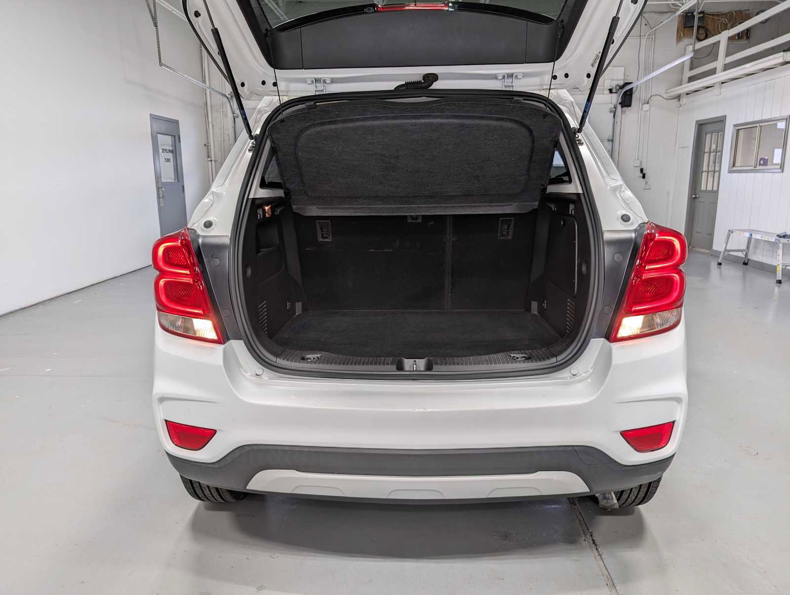 Used 2018 Chevrolet Trax LT w/ LT Convenience Package AWD/4WD image 38