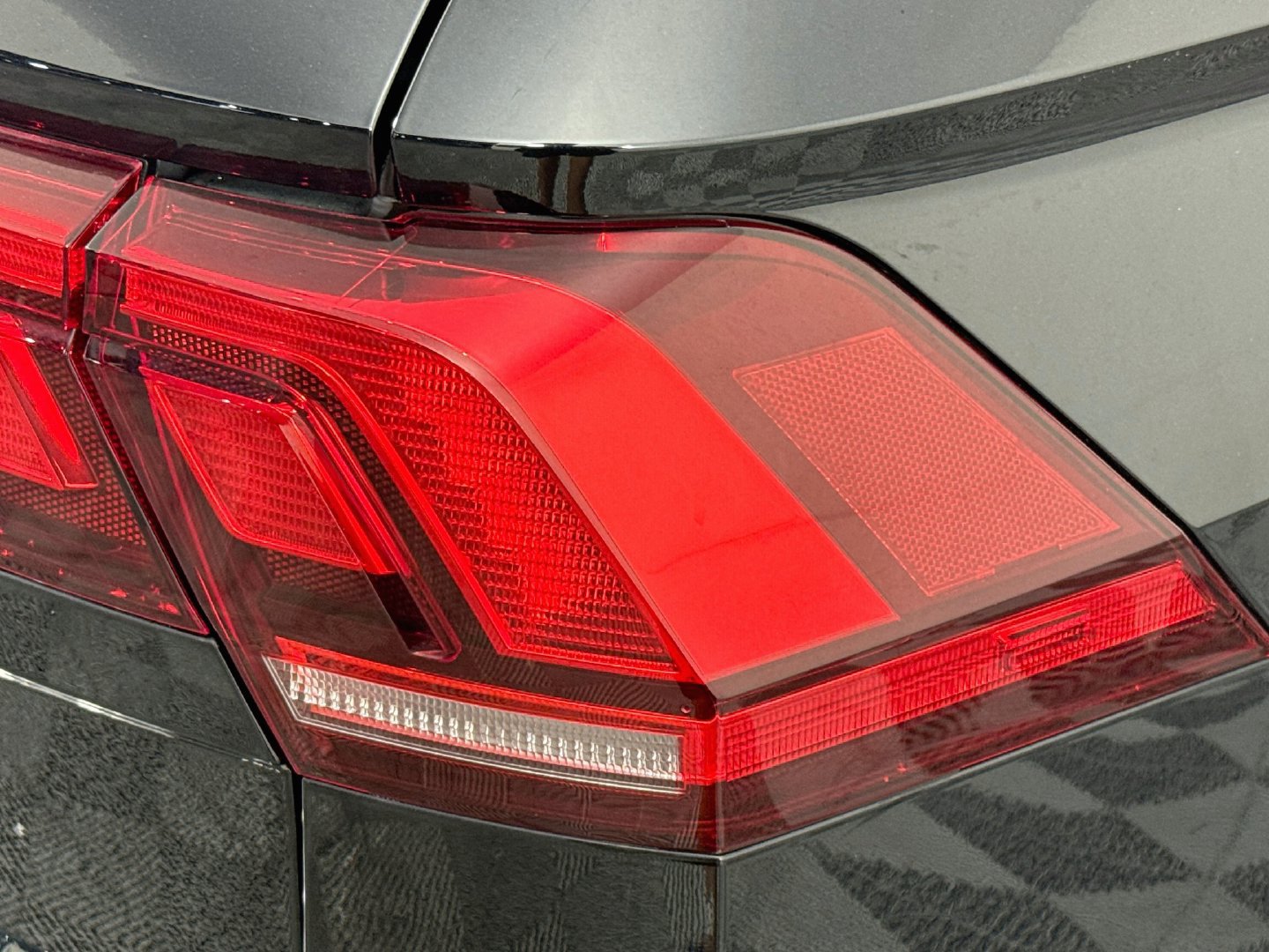 Used 2021 Volkswagen Tiguan SEL FWD image 31