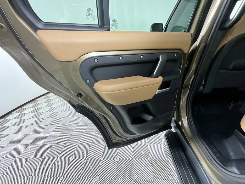 Used 2025 Land Rover Defender 130 X-Dynamic SE image 28