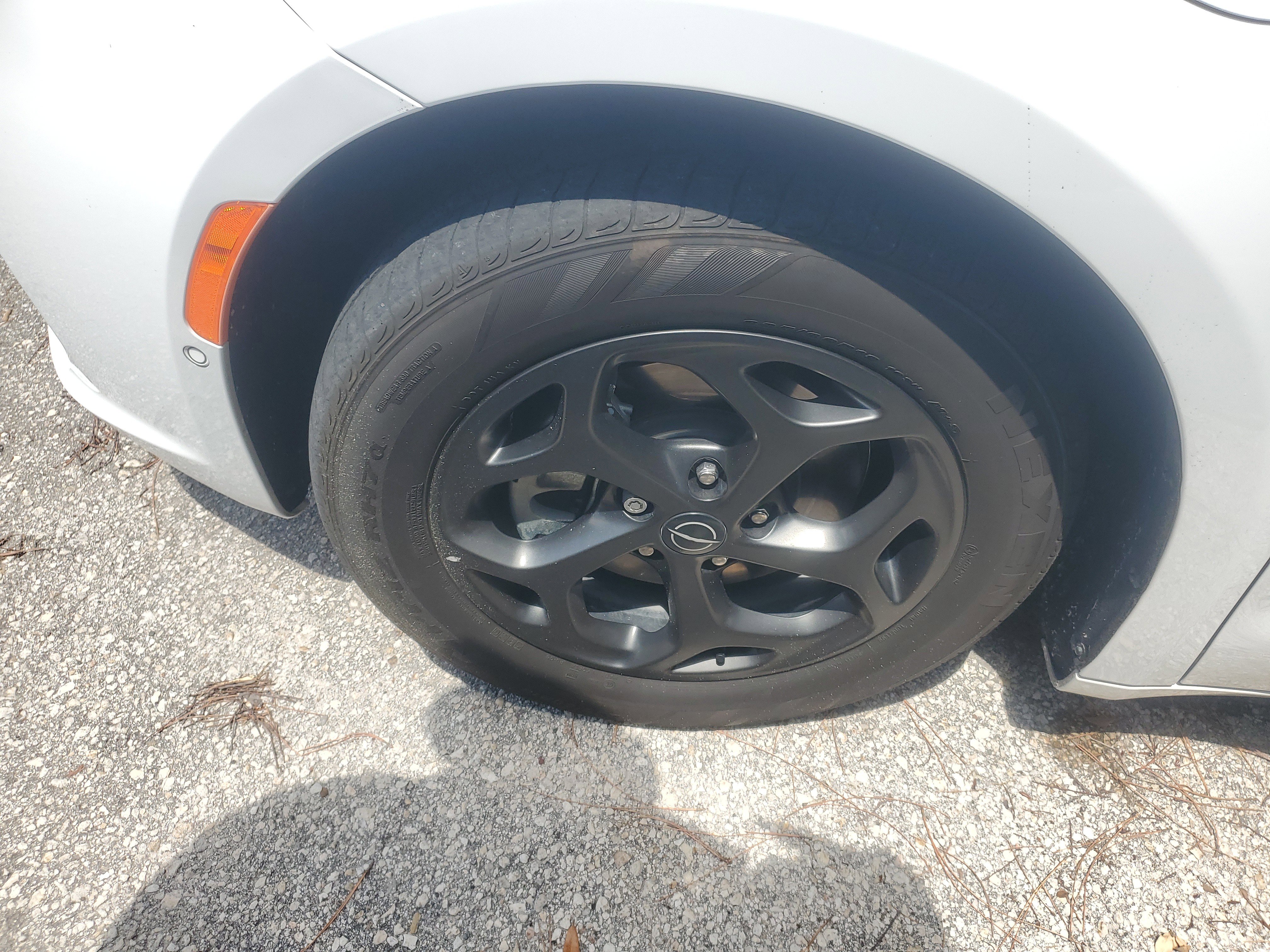 Used 2025 Chrysler Pacifica Premium FWD image 4